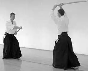 HIDARI � chudan kamae.