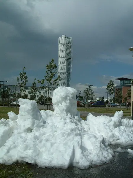 Turning Torso in Malm�, Sweden. Photo by Stefan Stenudd.